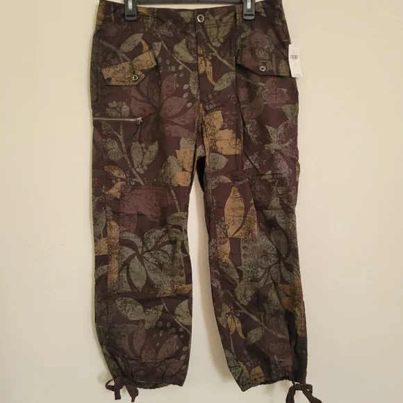 NWT Anthropologie Cotton Floral Camo Cropped Cargo Pants - Picture 3 of 6